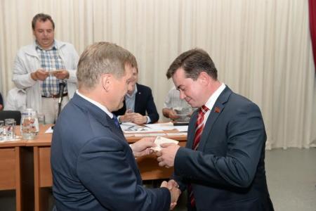 Анатолий Локоть и Ренат Сулейманов вручили удостоверения кандидатам в депутаты Законодательного  собрания и Совета депутатов Новосибирска от КПРФ