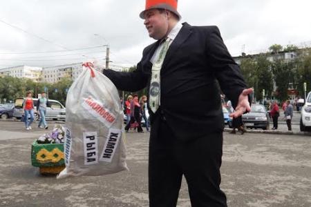 Алтайский край. Во время перфоманса коммунистов, буржуй раздавал барнаульцам «санкционную лапшу на уши»