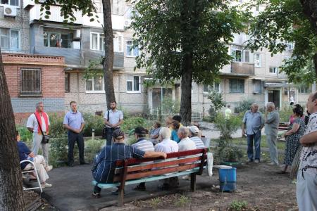 Депутат-коммунист Госдумы Дмитрий Коломиец продолжает общаться с краснодарцами в формате дворовых встреч