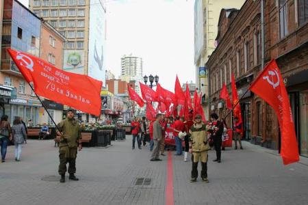 В Свердловске прошел марш "Антикапитализм-2015", закончившийся красным рок-фестивалем