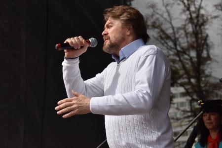 «Либеральное правительство – в отставку! Долой власть капитала и олигархии!»