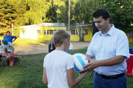 Депутат-коммунист Олег Лебедев наградил участников турнира по волейболу в Тульской области