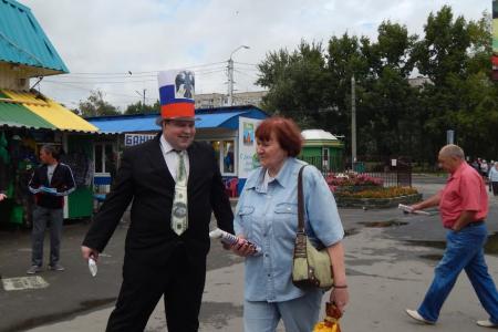 Алтайский край. Во время перфоманса коммунистов, буржуй раздавал барнаульцам «санкционную лапшу на уши»