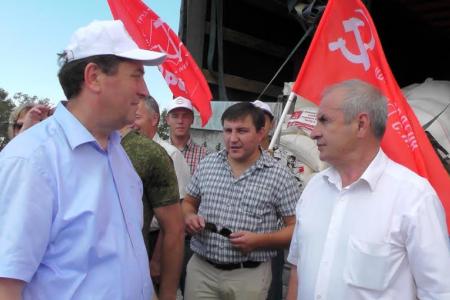 Ставропольские коммунисты во главе с Виктором Гончаровым проводили машины с гуманитарным грузом в Новороссию