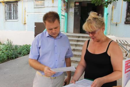 Депутат-коммунист Дмитрий Коломиец помогает жильцам многоквартирного дома в Краснодаре разобраться в правомочности действий управляющей компании