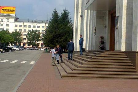 Хабаровский край. Вооруженные полицейские пытались убрать пикетчиков от здания администрации региона