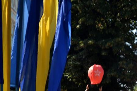 Комсомольцы Черновцов запустили в небо летающие фонари в цветах знамени УССР и СССР