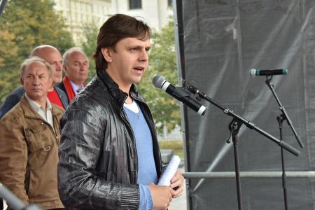 «Либеральное правительство – в отставку! Долой власть капитала и олигархии!»