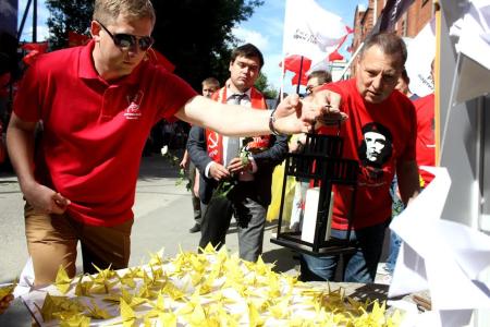 Журавлики для Садако. Свердловские коммунисты почтили память жертв атомных бомбардировок Хиросимы и Нагасаки Маршем Мира