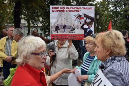 «Либеральное правительство – в отставку! Долой власть капитала и олигархии!»