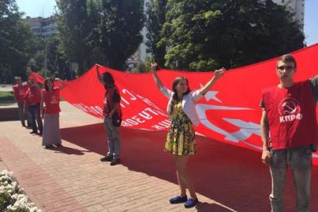 Коммунисты и комсомольцы провели для белгородцев памятную «фотосессию» в День города