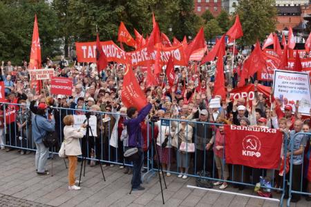 «Либеральное правительство – в отставку! Долой власть капитала и олигархии!»
