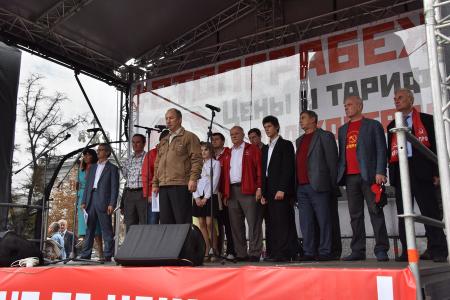 «Либеральное правительство – в отставку! Долой власть капитала и олигархии!»