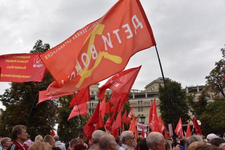 «Либеральное правительство – в отставку! Долой власть капитала и олигархии!»