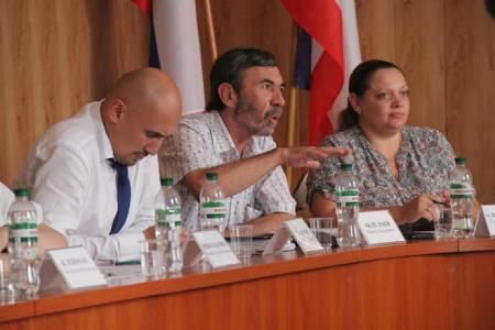 Республика Крым. По инициативе Симферопольского городского отделения КПРФ состоялось заседание круглого стола по проблемам жителей города
