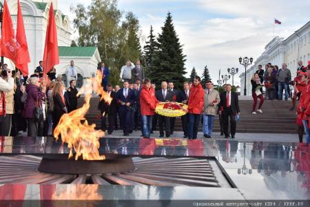 Видеосюжет о возложении Председателем ЦК КПРФ Г.А. Зюгановым цветов к Вечному огню на мемориале павшим в Великой Отечественной войне в Нижнем Новгороде