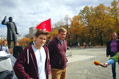 "Заселились в палатку!". Студенты и КПРФ провели громкую акцию протеста у стен главного корпуса Уральского федерального университета