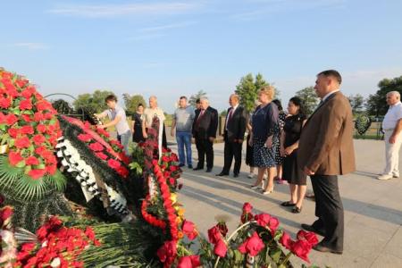 Делегация Северо-Осетинского Рескома КПРФ возложила венки и цветы к Мемориалу на месте школы № 1 города Беслан