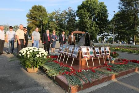 Делегация Северо-Осетинского Рескома КПРФ возложила венки и цветы к Мемориалу на месте школы № 1 города Беслан