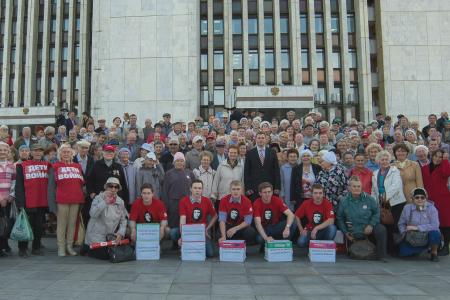 В Екатеринбурге тысячи пенсионеров вышли на митинг в поддержку закона КПРФ «О детях войны»