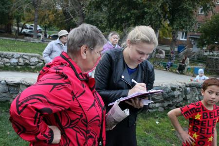 Руководство свердловского обкома КПРФ проводит дворовые встречи
