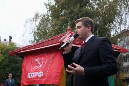 Руководство свердловского обкома КПРФ проводит дворовые встречи