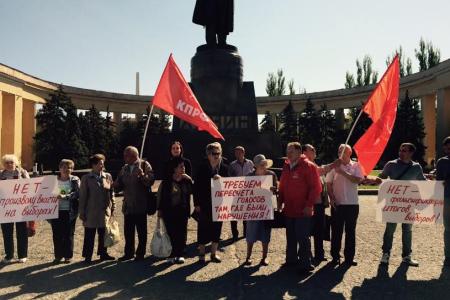 Сталинградский обком КПРФ провел серию пикетов против сфальсифицированных выборов
