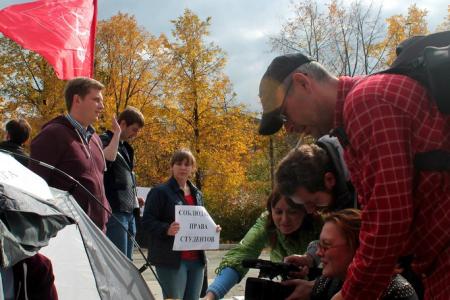 "Заселились в палатку!". Студенты и КПРФ провели громкую акцию протеста у стен главного корпуса Уральского федерального университета