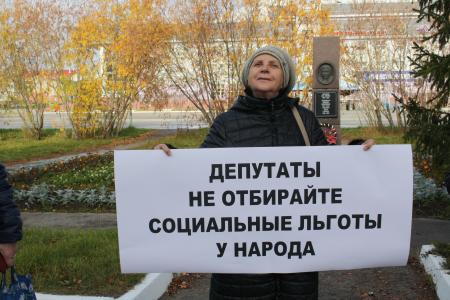 «Отстоим народные льготы!». Пикет коммунистов и активисток женского союза «Надежда России» в Ненецком автономном округе