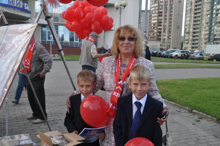 Ленинградские коммунисты поздравили первоклассников у Ледового дворца