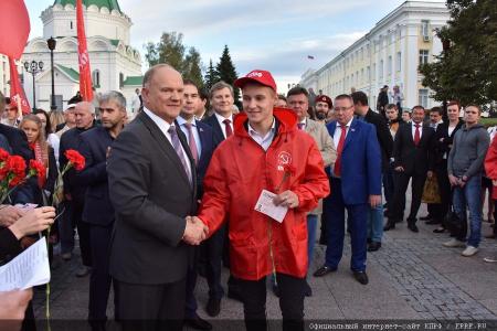 Видеосюжет о возложении Председателем ЦК КПРФ Г.А. Зюгановым цветов к Вечному огню на мемориале павшим в Великой Отечественной войне в Нижнем Новгороде