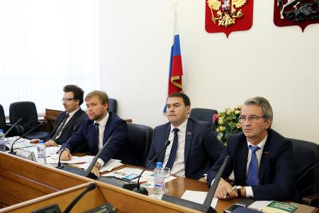 На “круглом столе” в Мосгордуме коммунисты инициировали проверку законности строительства в парке “Дружба” у Речного Вокзала