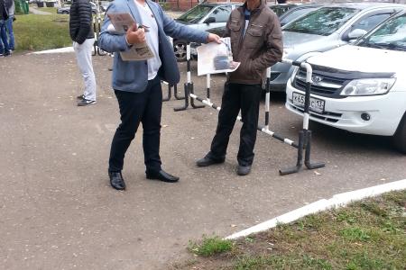 Саранск. Комсомольцы раздают специальный выпуск газеты «Правда» около учебных заведений