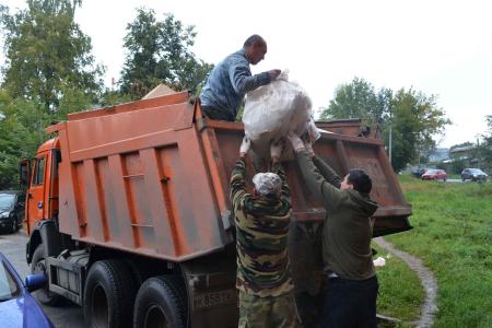 Депутат Госдумы, первый секретарь Тульского обкома Олег Лебедев организовал  субботник в городе Туле