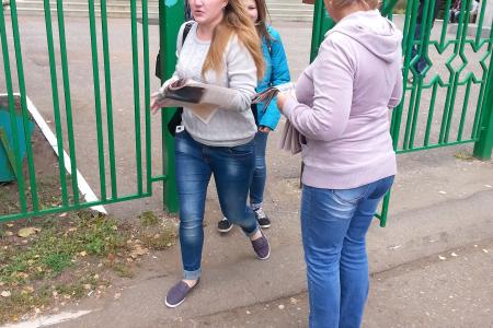 Саранск. Комсомольцы раздают специальный выпуск газеты «Правда» около учебных заведений