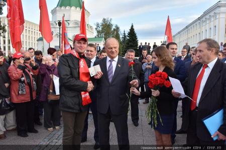 Видеосюжет о возложении Председателем ЦК КПРФ Г.А. Зюгановым цветов к Вечному огню на мемориале павшим в Великой Отечественной войне в Нижнем Новгороде