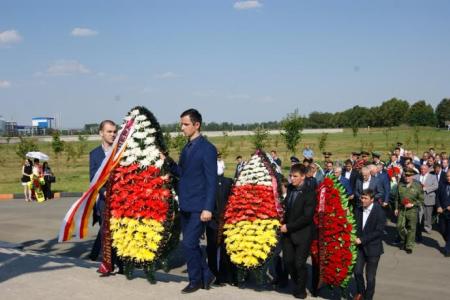 Делегация Северо-Осетинского Рескома КПРФ возложила венки и цветы к Мемориалу на месте школы № 1 города Беслан