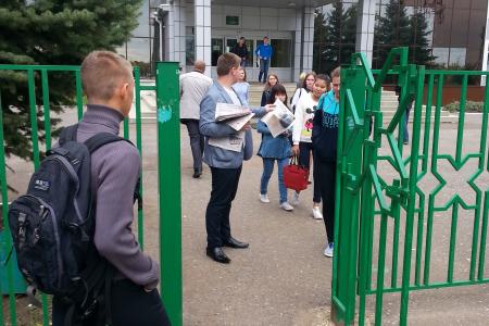 Саранск. Комсомольцы раздают специальный выпуск газеты «Правда» около учебных заведений