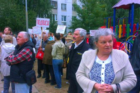 «Нет торговому центру вместо детской площадки!». Митинг при поддержке КПРФ в московском районе Жулебино