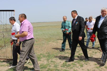 Волгоградская область. Член ЦК КПРФ, депутат облдумы Е.И. Шаманаев принял участие в траурном митинге памяти Кублана Гиматова