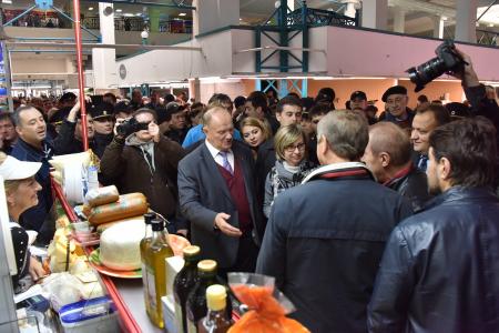 Директор центрального рынка в Иркутске отстранен от должности, из Москвы вылетает спецгруппа полицейских для расследования инцидента
