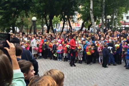 Тюменские коммунисты 1 сентября приняли участие в школьных линейках