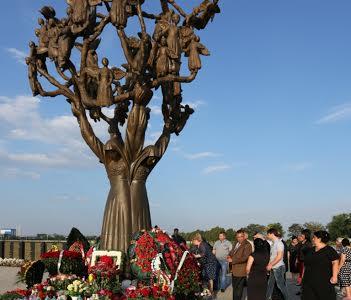 Делегация Северо-Осетинского Рескома КПРФ возложила венки и цветы к Мемориалу на месте школы № 1 города Беслан