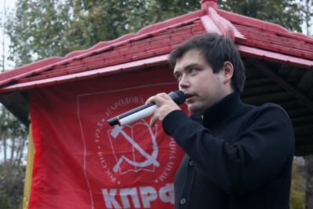 Руководство свердловского обкома КПРФ проводит дворовые встречи