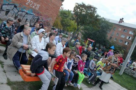 Руководство свердловского обкома КПРФ проводит дворовые встречи