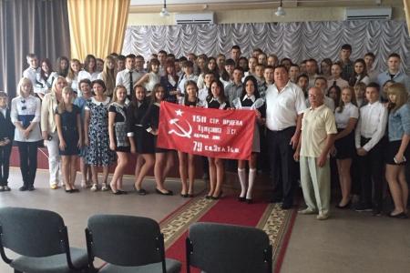 Волгоградская область. Депутат-коммунист Волгоградской облДумы,  член ЦК КПРФ Е.И.Шаманаев с началом нового учебного года возобновил проведение патриотической акции «Знамя Победы» в школах области