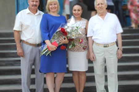 Первый секретарь Крымского рескома КПРФ О.А. Соломахин поздравил с Днём знаний учащихся школы-лицея № 2 в Армянске