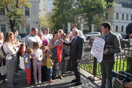 Москва. Многодетные семьи взывают  о  помощи