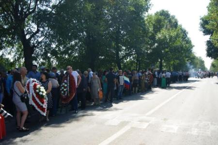 Делегация Северо-Осетинского Рескома КПРФ возложила венки и цветы к Мемориалу на месте школы № 1 города Беслан