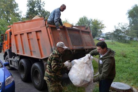 Депутат Госдумы, первый секретарь Тульского обкома Олег Лебедев организовал  субботник в городе Туле
